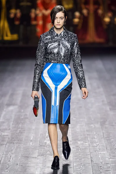 Look 16